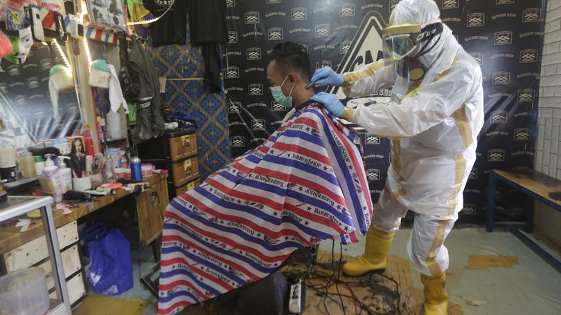 Indonesia, ecco il barbiere ai tempi del Coronavirus