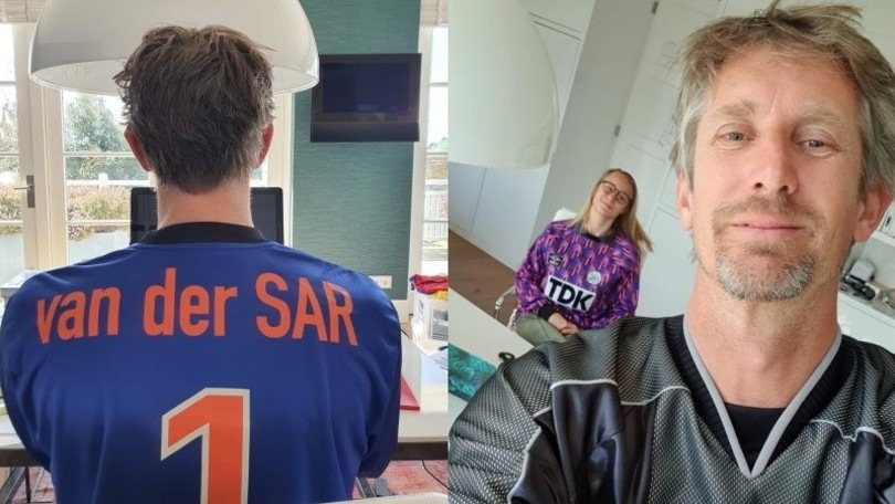 Van der Sar lavora da casa indossando le maglie della sua carriera