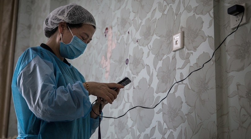 Coronavirus, l'ora dei giganti: Apple e Google insieme, telefoni tracciabili