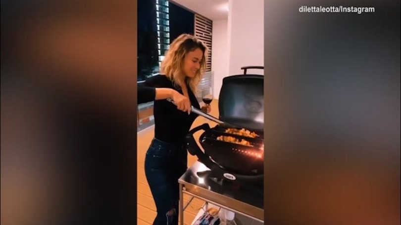 La cuoca Diletta Leotta prepara spiedini per la serata