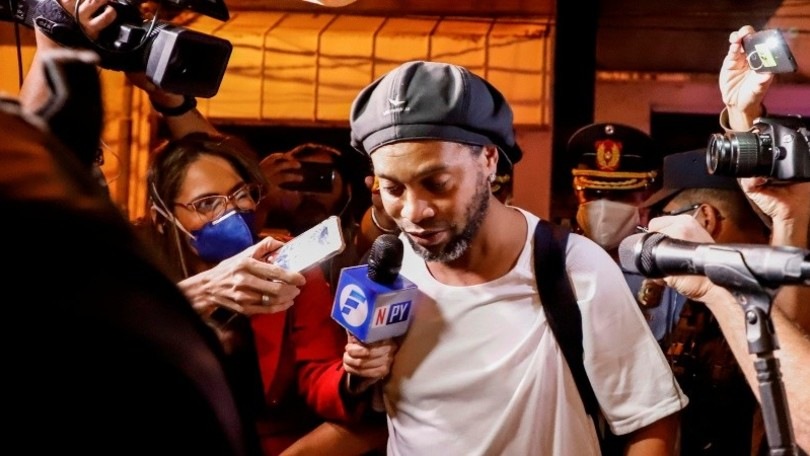 Ronaldinho, i domiciliari e una sola richiesta: “Voglio un pallone!”