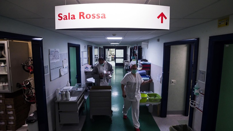 Coronavirus, muore dopo tampone negativo: reparto infettato