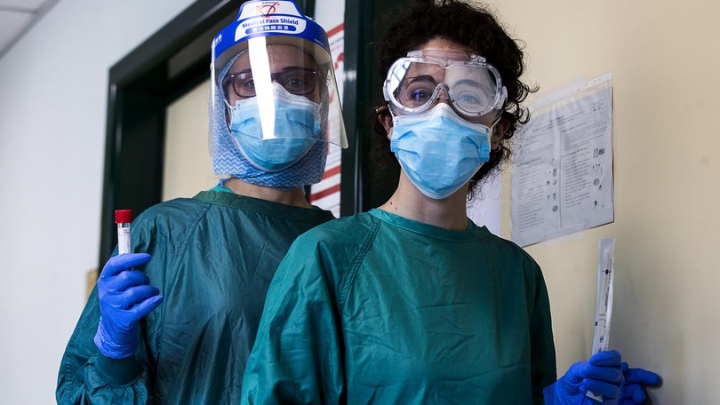 Aglio e pipì che curano, tutte le fake sul coronavirus