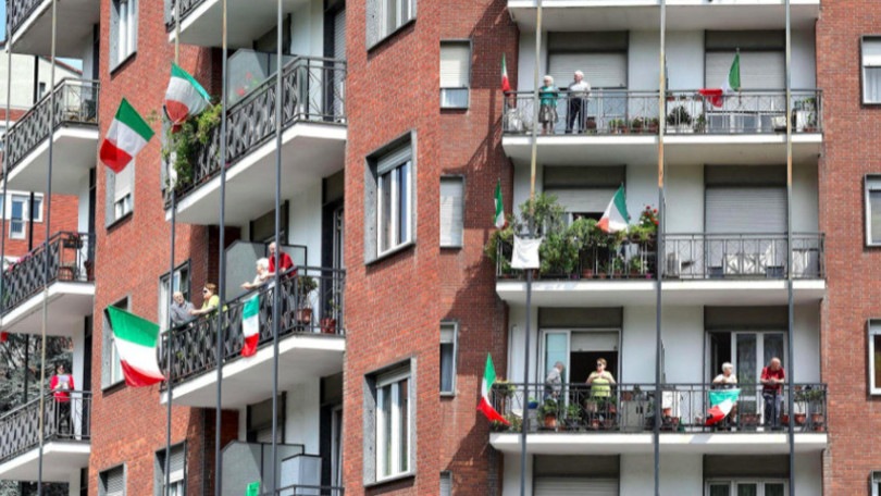 Coronavirus, in tutta Italia i tricolori sui balconi