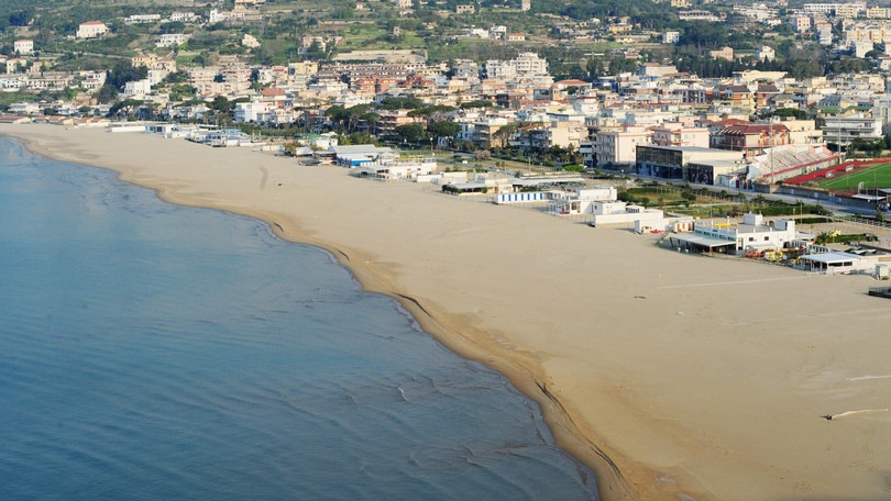 Il governo chiarisce: "Si può fare il bagno e correre al mare se..."