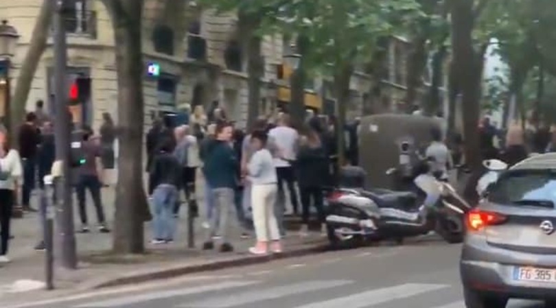 Parigi, festa sfrenata in strada: social furiosi