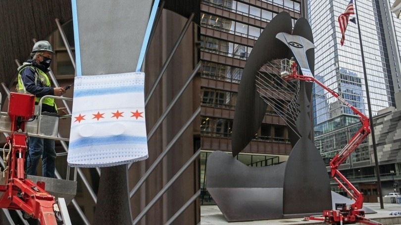 La scultura Picasso a Chicago "protetta" da una mascherina