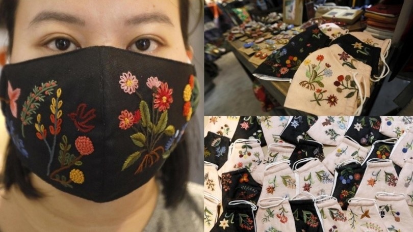 Mascherine ricamate "alla moda" in vendita ad Hanoi