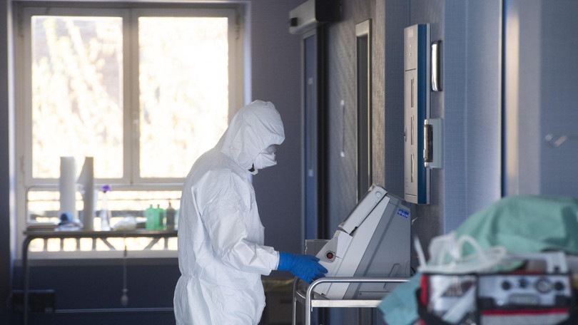 Coronavirus, gli anticorpi del vaccino italiano i bloccano il virus