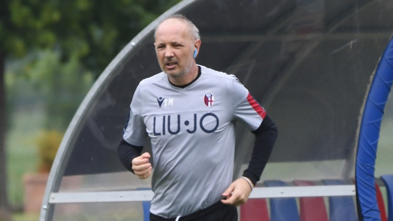 Bologna, Mihajlovic si allena da solo in campo