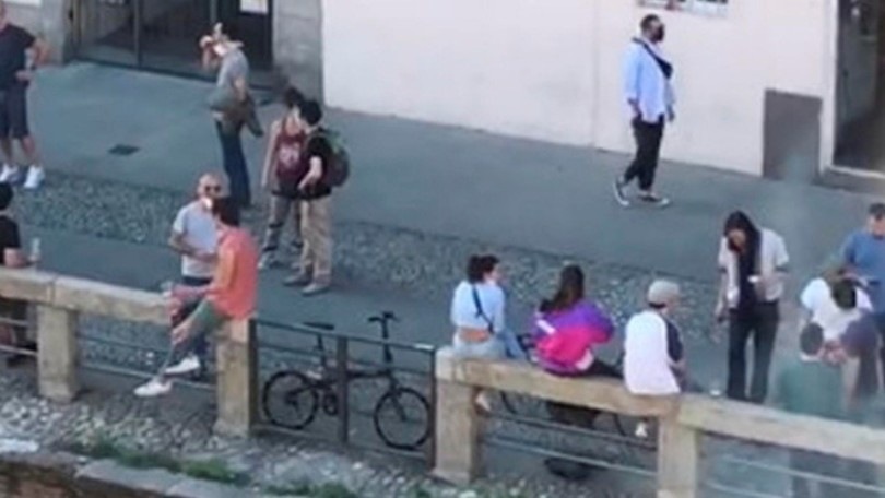 Fase 2 a Milano: Navigli affollati, è polemica sui social