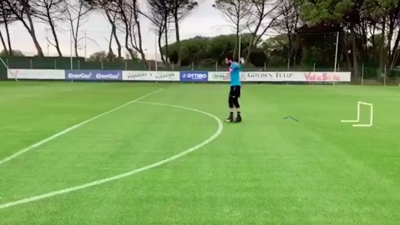 Napoli, prima giornata di allenamenti: Ospina tra i primi in campo