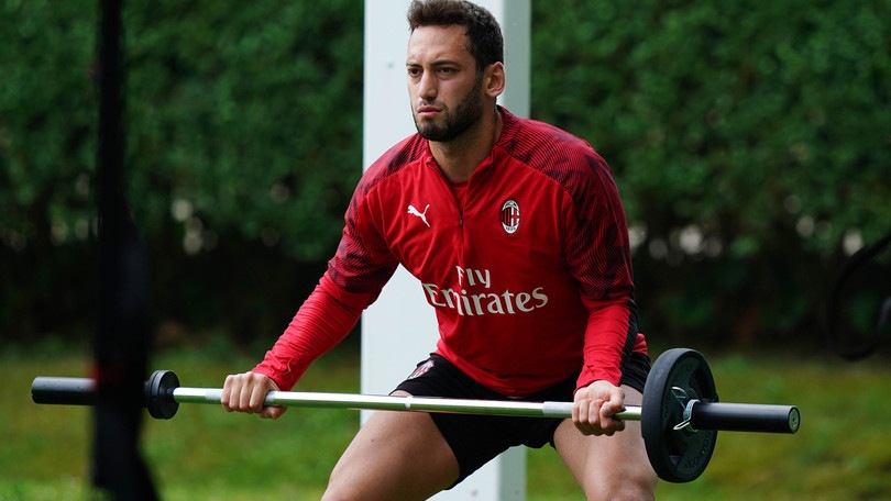 Calhanoglu: "Europa League e Coppa Italia obiettivi del Milan"
