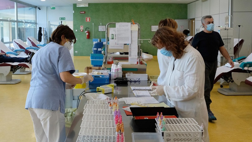 Coronavirus, la cura con il plasma funziona: mortalità ridotta dal 15% al 6%