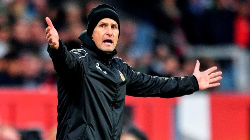 Bundesliga, l'allenatore dell'Augsburg viola le regole: out contro il Wolfsburg