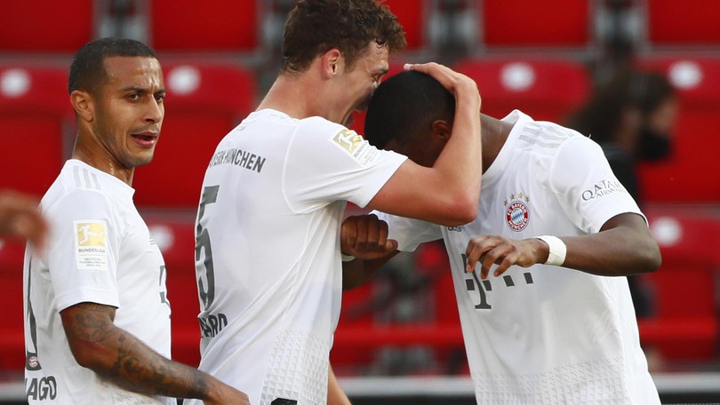 Bayern Monaco, Pavard segna il 2-0, si dimentica e abbraccia Alaba