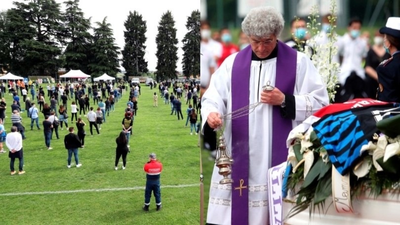 Una folla commossa ai funerali di Rinaldi su un campo da calcio