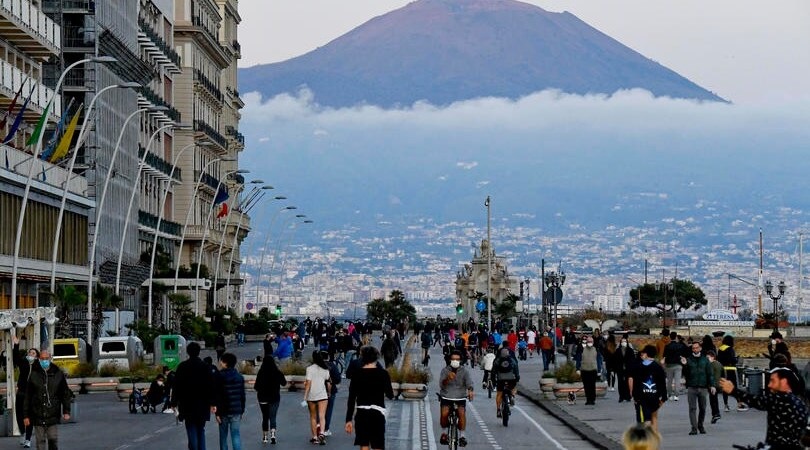 Napoli in tilt nella notte: traffico congestionato e assembramenti fino alle 4!