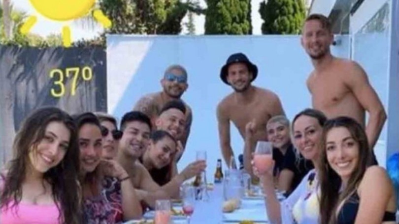 Siviglia nella bufera per una foto pubblicata sui social