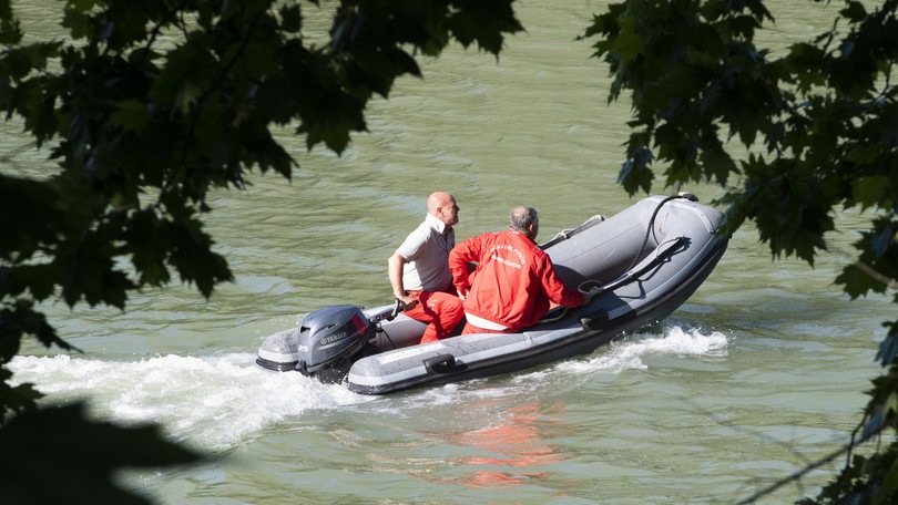 Tragedia aerea a Roma: biposto precipita nel Tevere, un ferito e un disperso