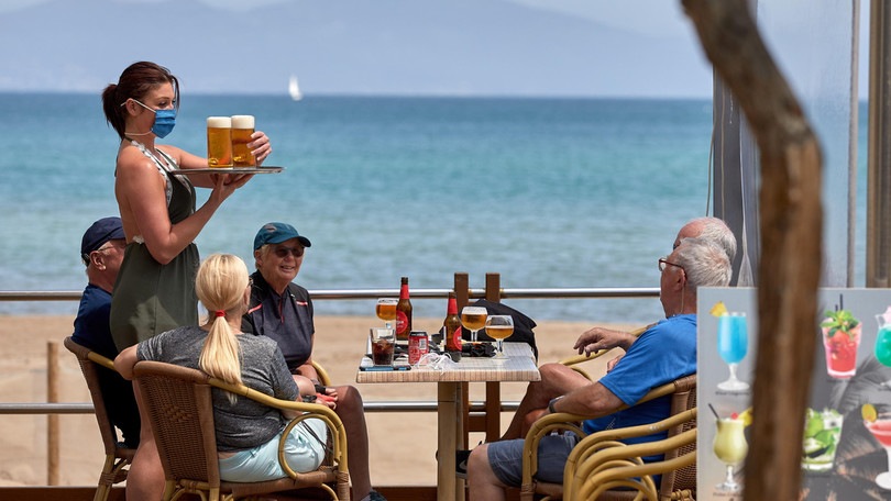 Coronavirus, le regole per bar e ristoranti: no ai buffet