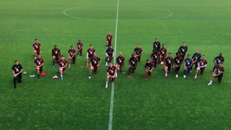 Torino in ginocchio in allenamento: l'omaggio per George Floyd