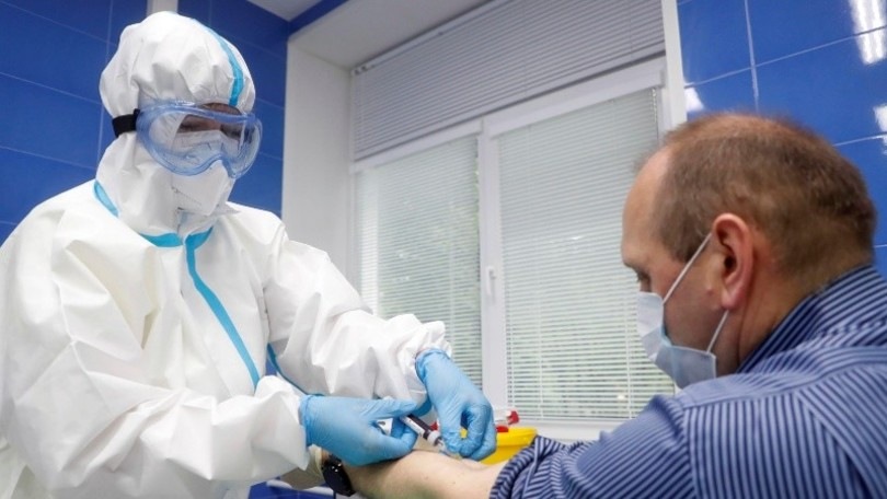 Coronavirus, rischio maggiore per gli uomini pelati