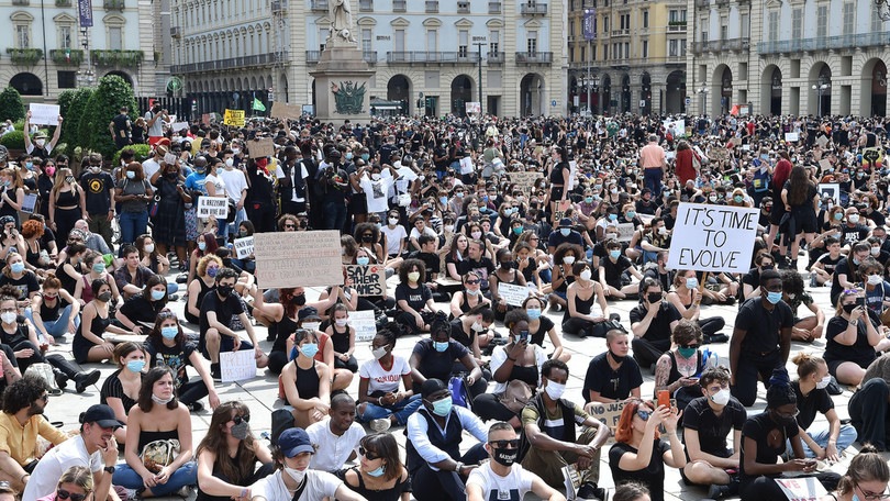 Torino, tutti in piazza per George Floyd: “Il razzismo è ovunque”
