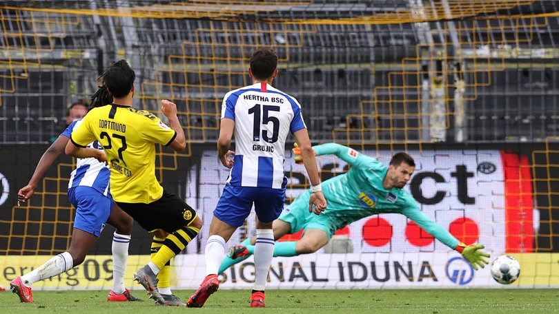 Emre Can, gol vittoria per il Dortmund. Poker Bayern con Coman