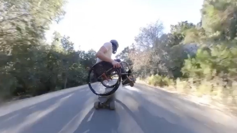 Scorrazza in skate sulla carrozzina: ecco l'incredibile video