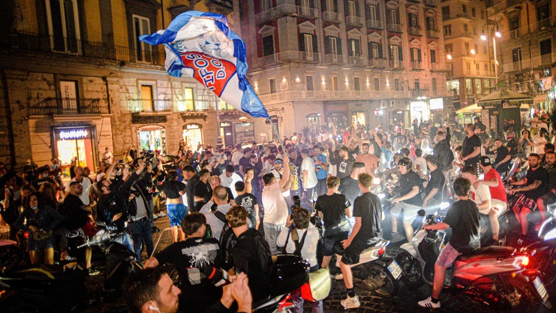 Tarro contro l'Oms: "Dice stupidaggini, festa a Napoli senza rischi"
