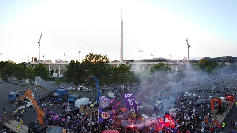 Fiorentina, corteo dei tifosi con gru e ruspe per il nuovo stadio