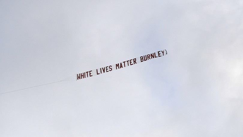 Burnley, l'autore dello striscione radiato a vita dallo stadio e licenziato