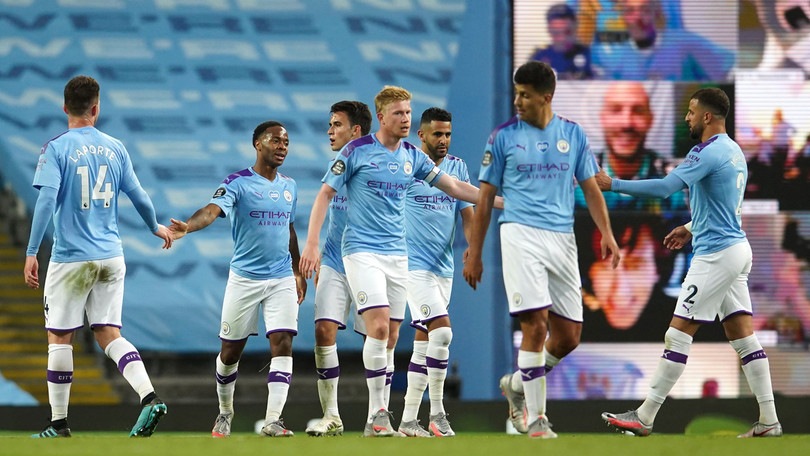 Il Manchester City travolge il Liverpool. Tottenham ko contro lo Sheffield