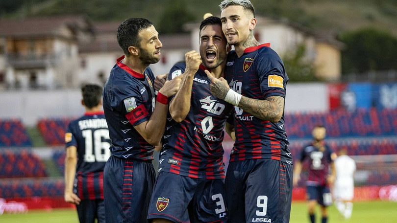 Il Cosenza non molla la zona playout: 2-1 al Perugia con un super Baez