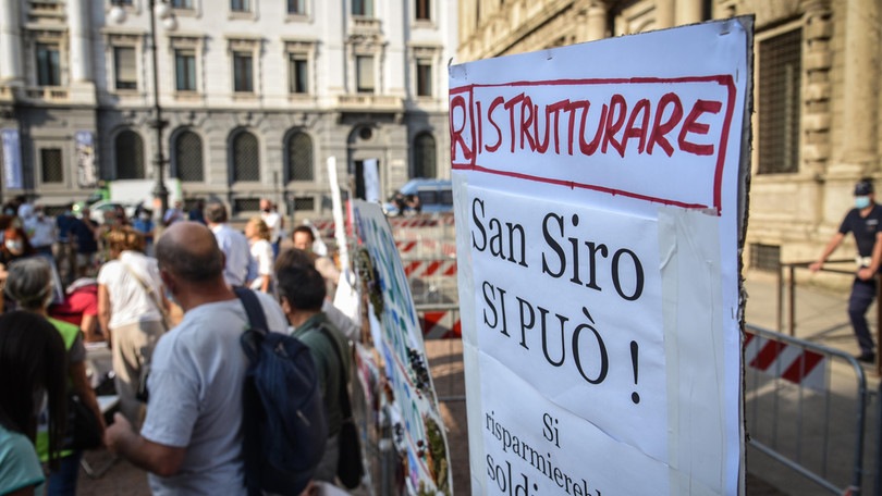 Milano, sit-in contro il nuovo stadio: "Ristrutturare il Meazza si può"