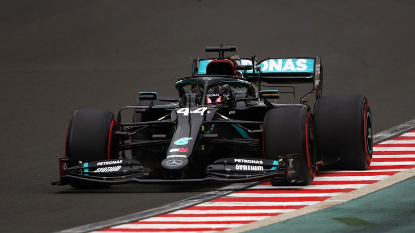 Gp Ungheria: terza fila Ferrari, pole per Hamilton