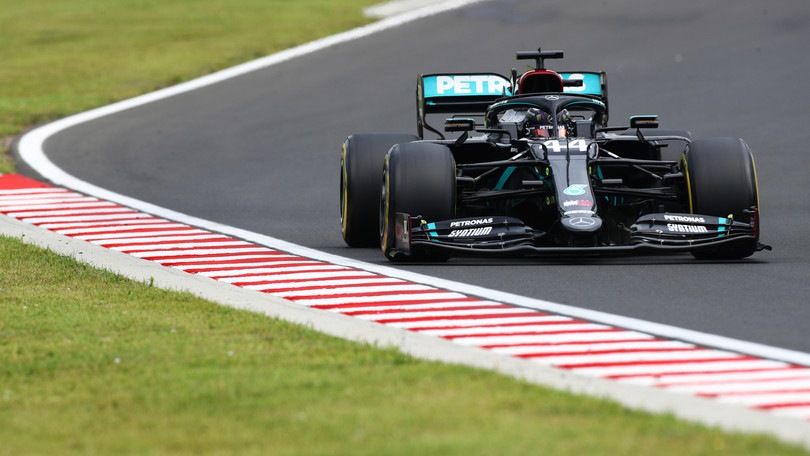 Gp Ungheria: Hamilton al comando a metà gara, Ferrari in ritardo