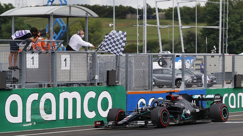 F1: Hamilton trionfa in Ungheria, poi Verstappen. Vettel 6°, Leclerc 11°