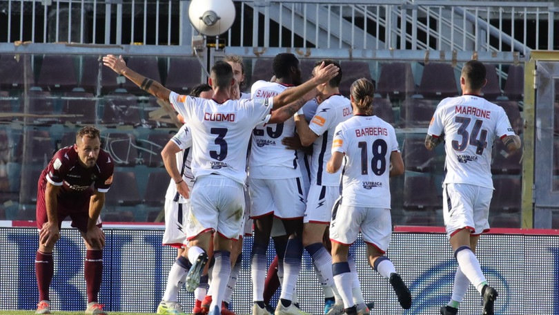 A Crotone esplode la gioia: festa promozione fino all'alba