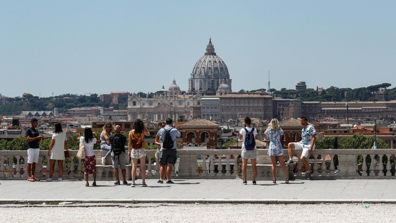 Roma, tragedia nella notte: si butta dalla terrazza del Pincio e muore