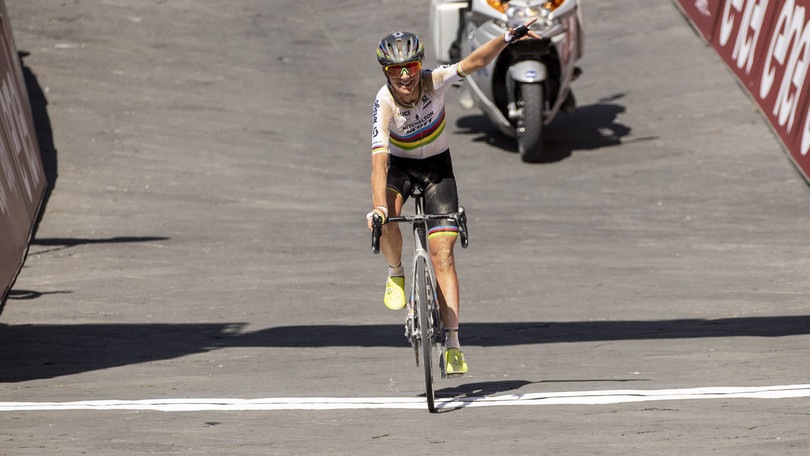 Strade Bianche, Van Vleuten vince la gara femminile