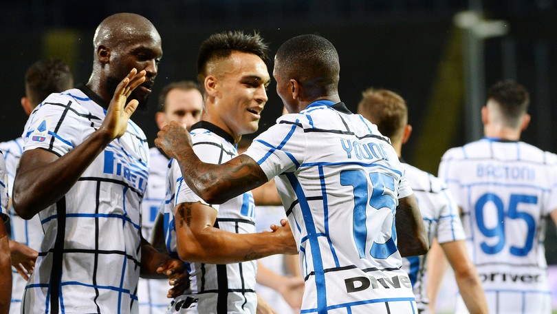 L’Inter batte l’Atalanta ed è seconda. Milan show, Lazio ko a Napoli