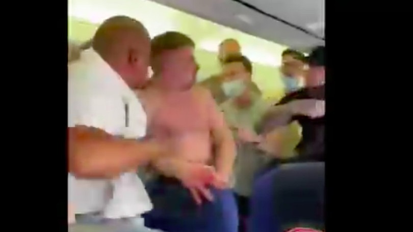 Passeggeri non indossano mascherina: incredibile rissa in aereo