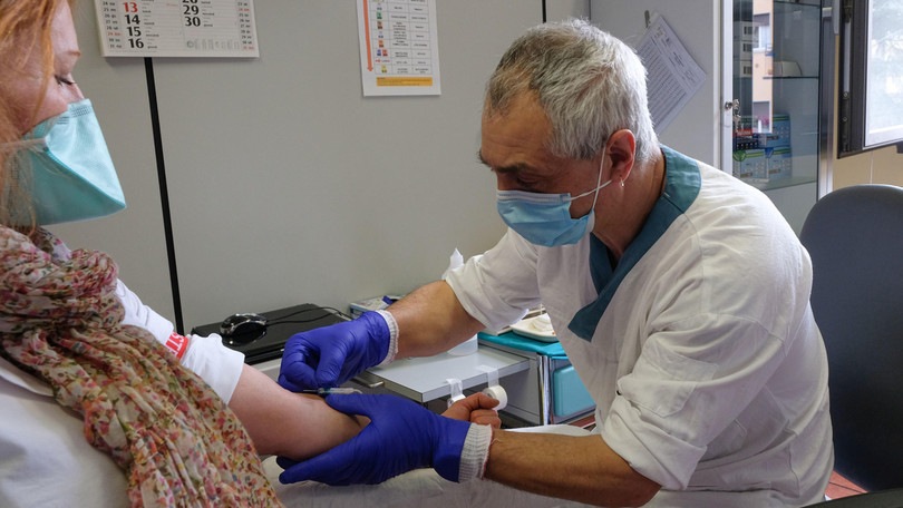 Coronavirus, i dati in Italia: salgono i contagi, vittime al minimo storico