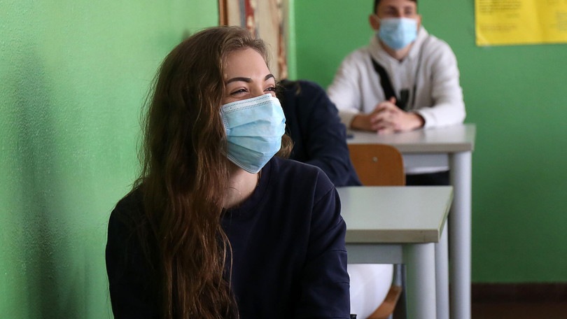 Coronavirus, Bassetti: "Da ipocriti pensare alla mascherina in classe"