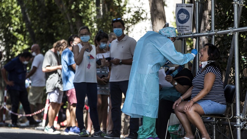 Coronavirus, focolai in aumento. I nuovi positivi hanno 29 anni di media