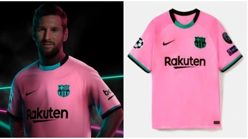 Messi posa con la nuova maglia rosa del Barcellona