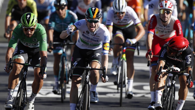Tour de France, Bennett si impone in volata. Roglic resta in giallo