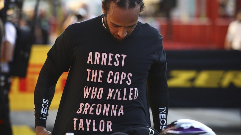 F1, maglietta antirazzista al Mugello: Hamilton ora rischia
